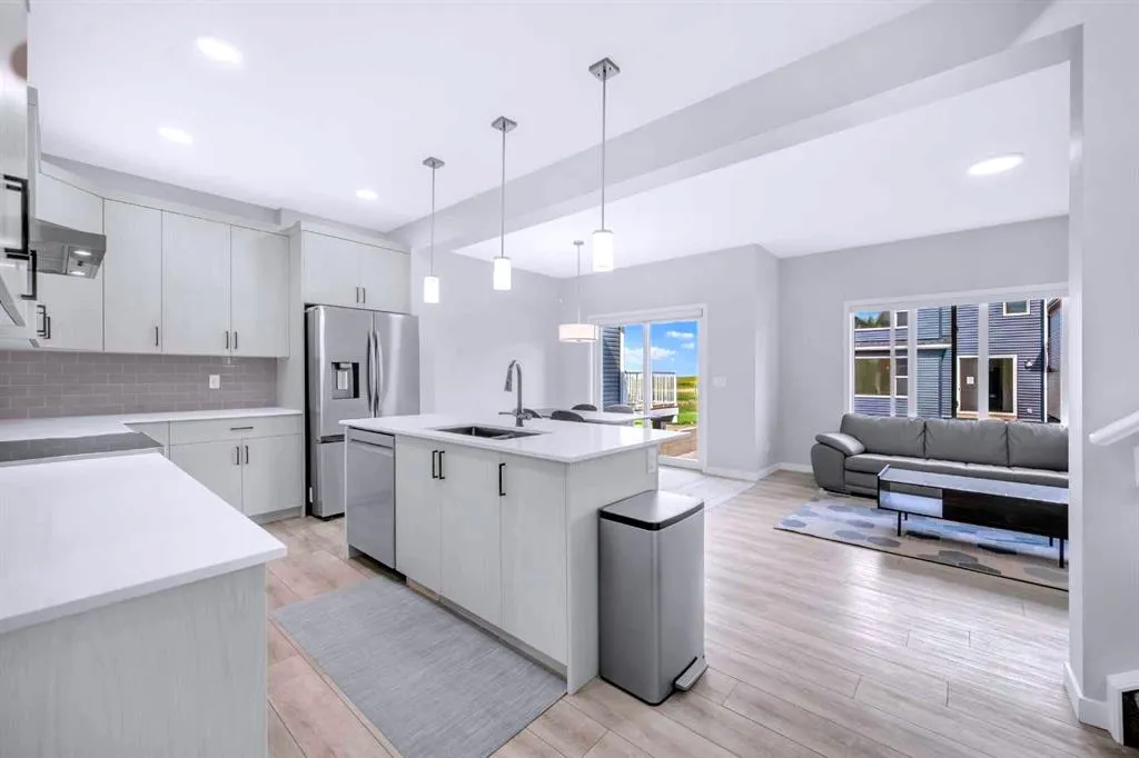 154 Silver Spruce Grove SW