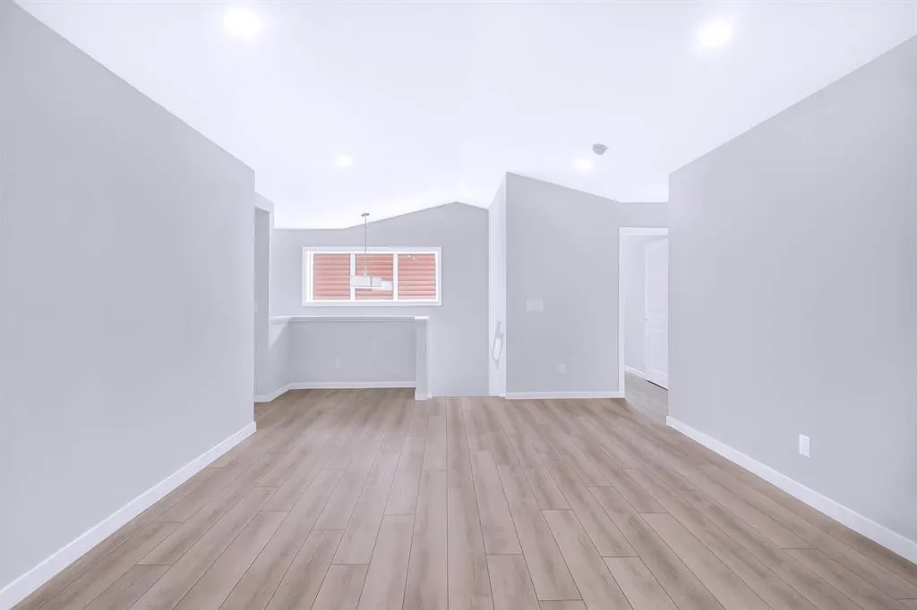 154 Silver Spruce Grove SW