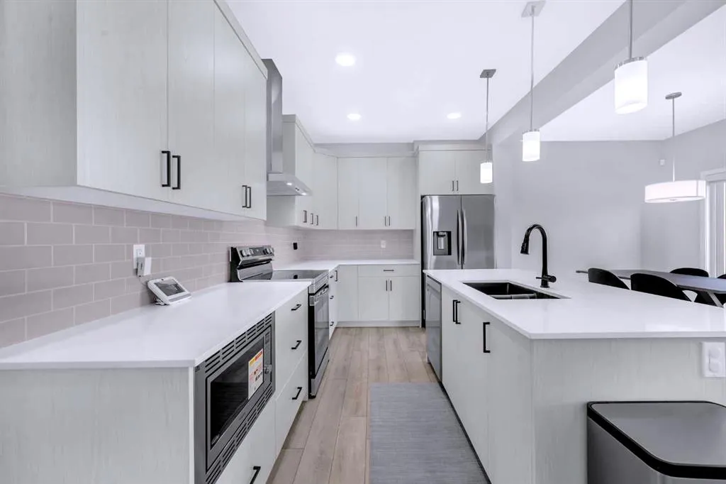 154 Silver Spruce Grove SW