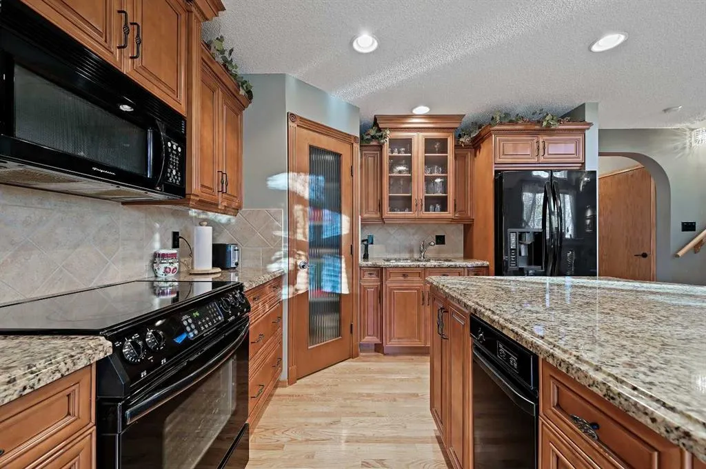 114 Valley Ponds Crescent NW