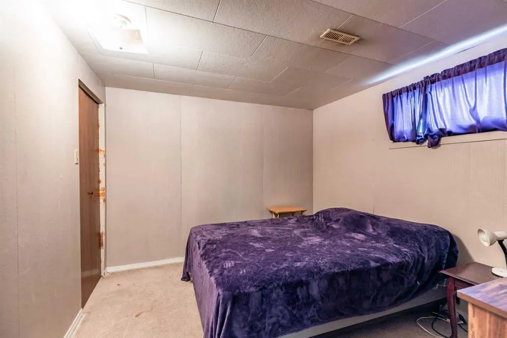 2555 & 2557 Thompson Crescent SE