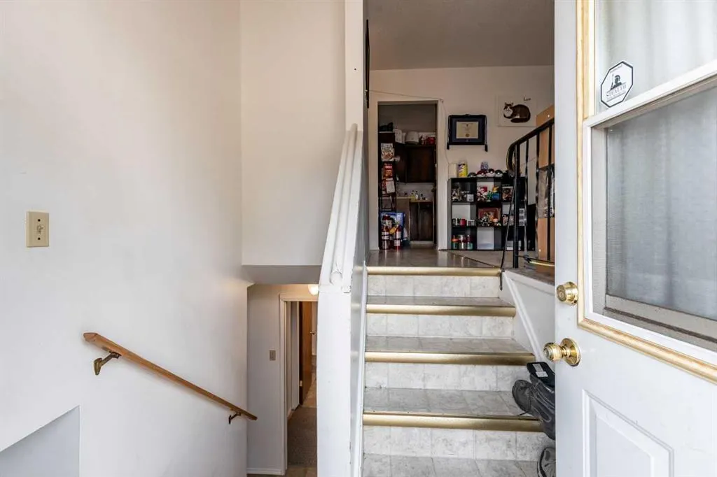 2555 & 2557 Thompson Crescent SE