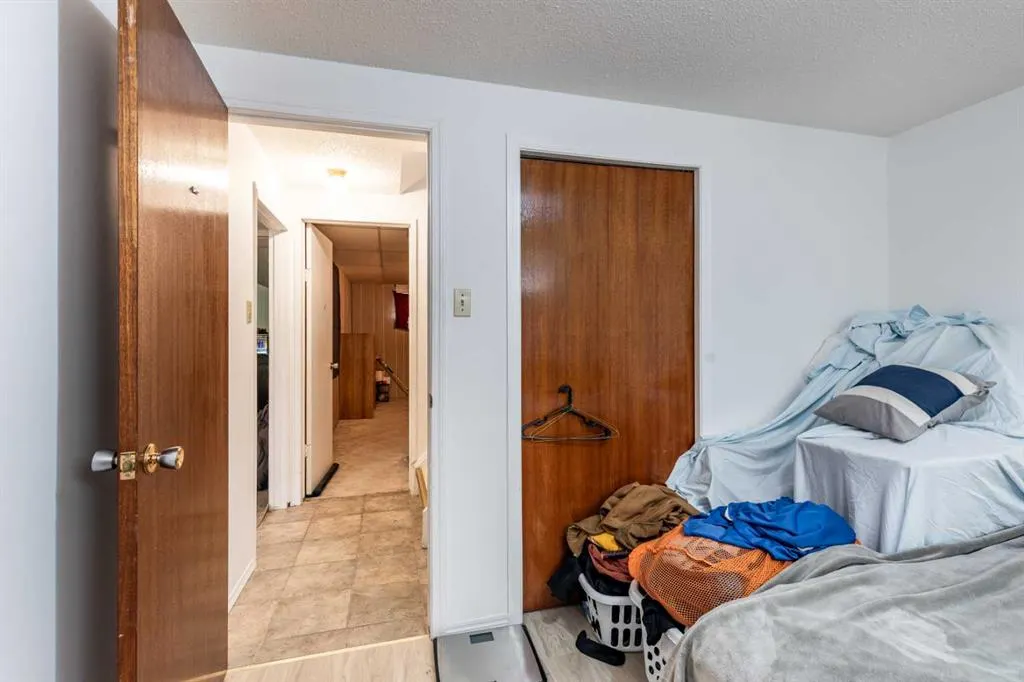 2555 & 2557 Thompson Crescent SE