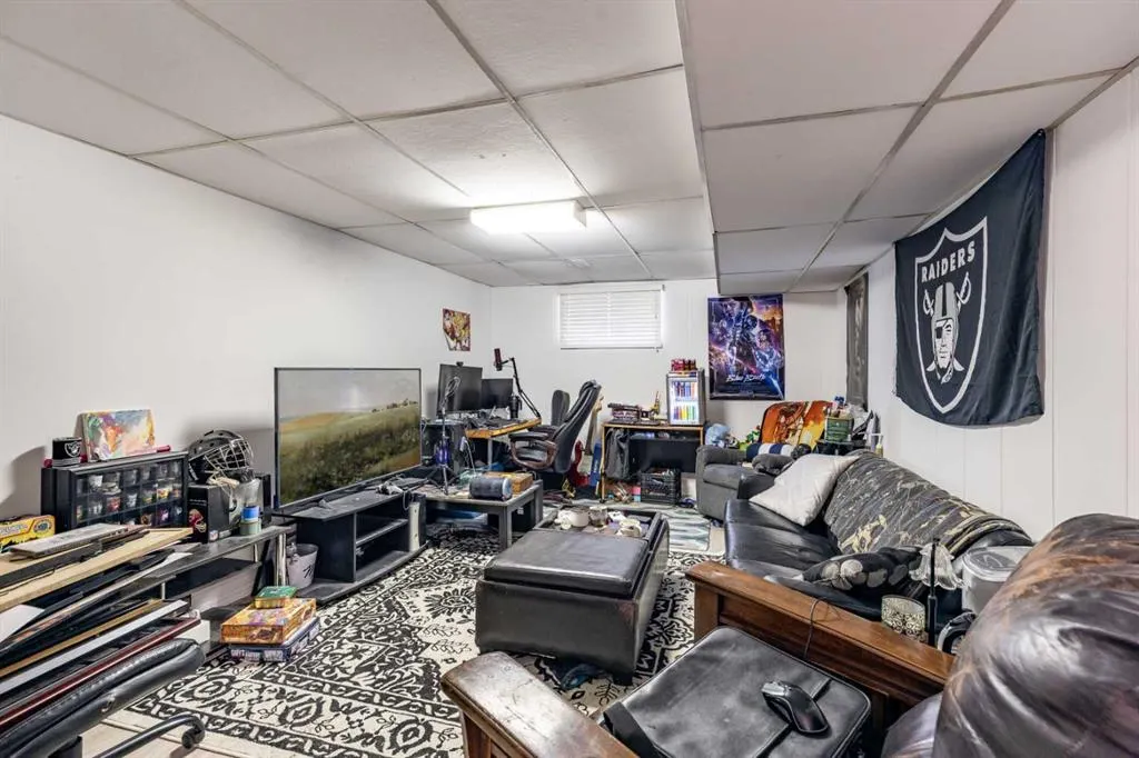 2555 & 2557 Thompson Crescent SE