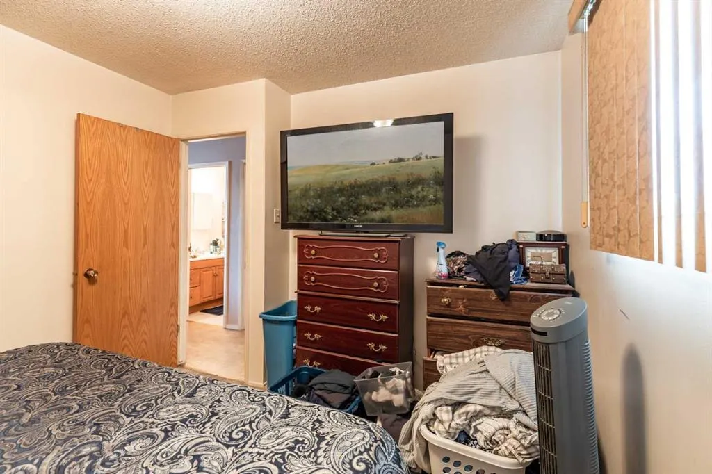 2555 & 2557 Thompson Crescent SE