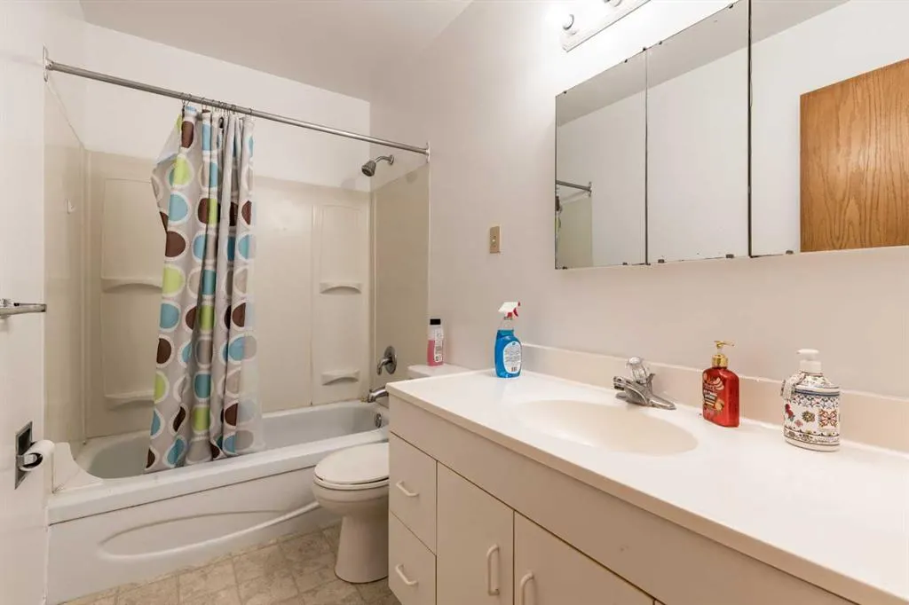 2555 & 2557 Thompson Crescent SE