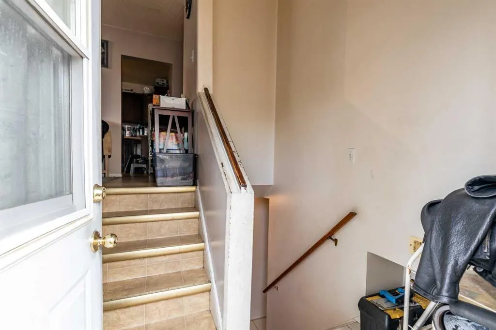 2555 & 2557 Thompson Crescent SE