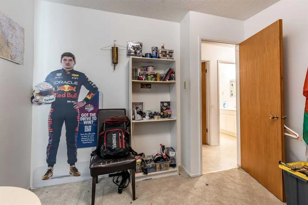 2555 & 2557 Thompson Crescent SE