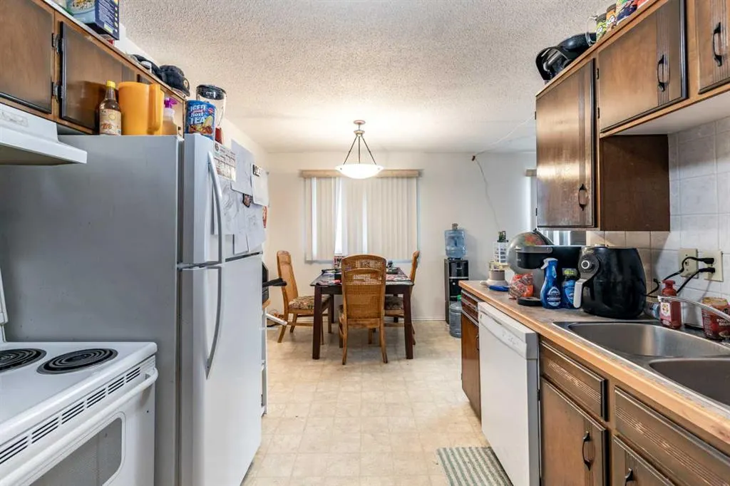 2555 & 2557 Thompson Crescent SE