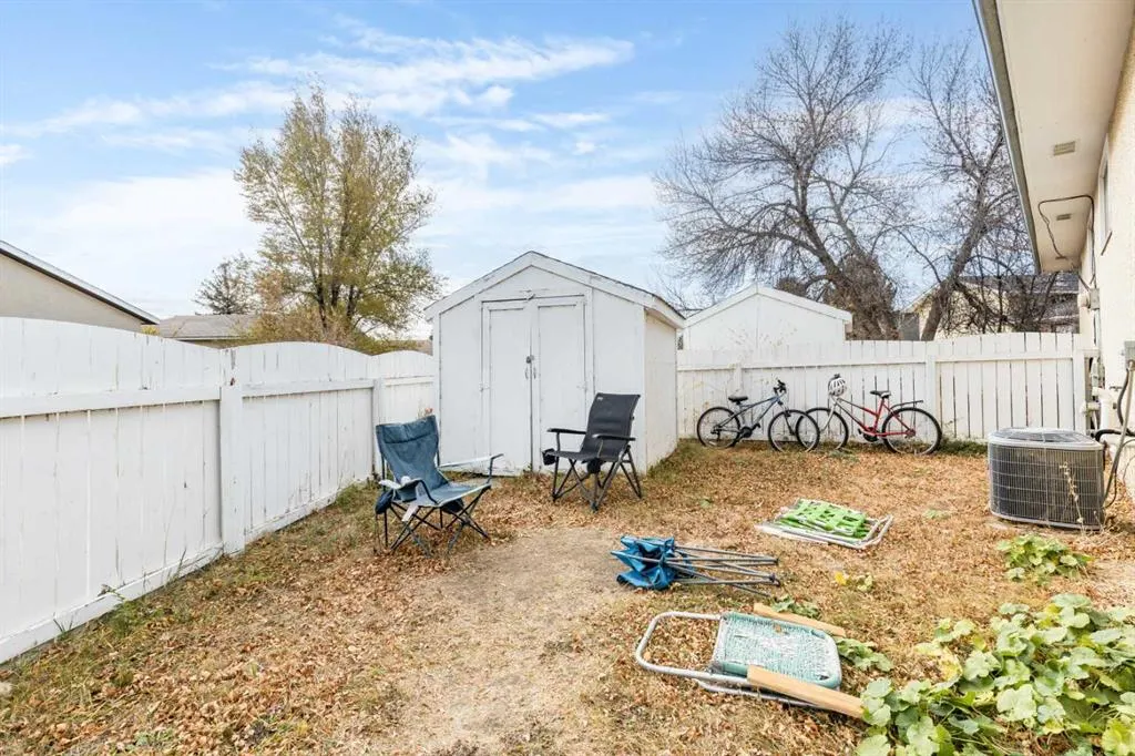 2555 & 2557 Thompson Crescent SE