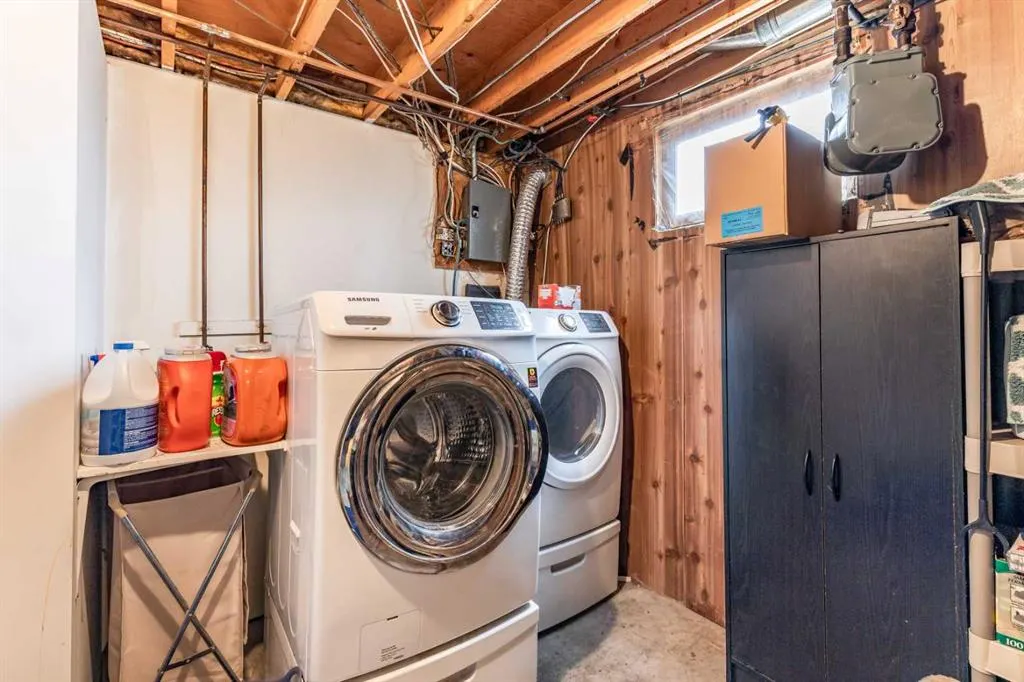 2555 & 2557 Thompson Crescent SE