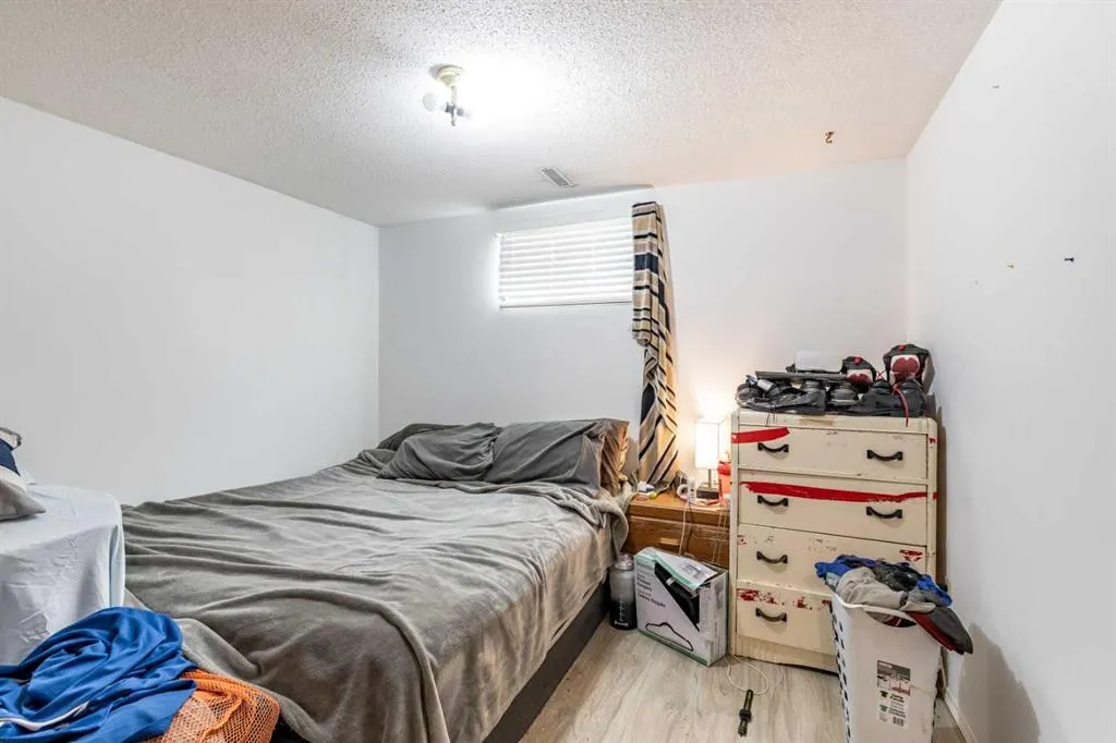 2555 & 2557 Thompson Crescent SE