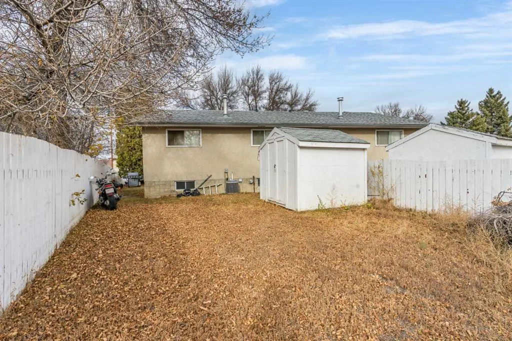 2555 & 2557 Thompson Crescent SE