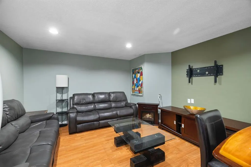 168 Fairways Drive NW