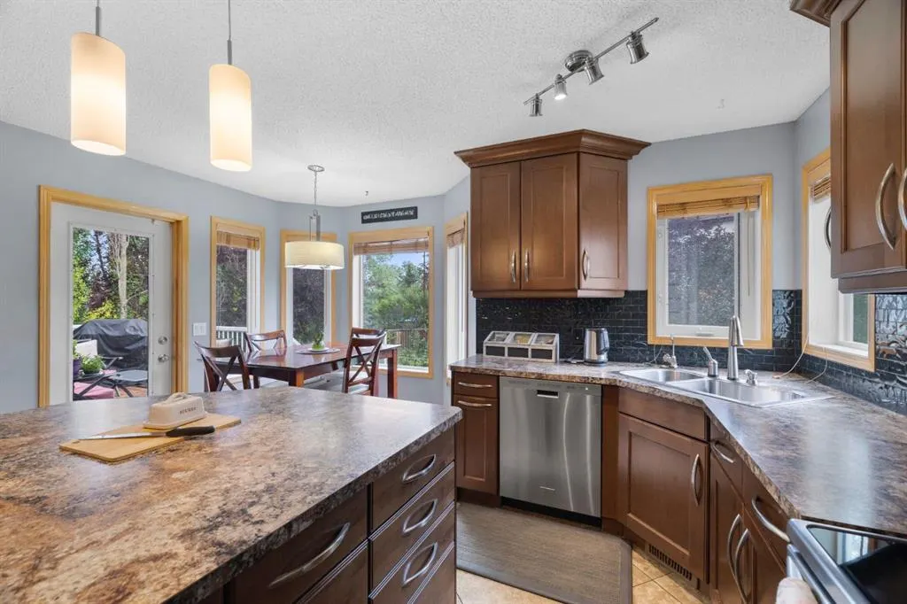 168 Fairways Drive NW