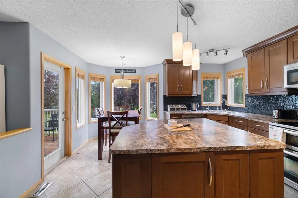 168 Fairways Drive NW