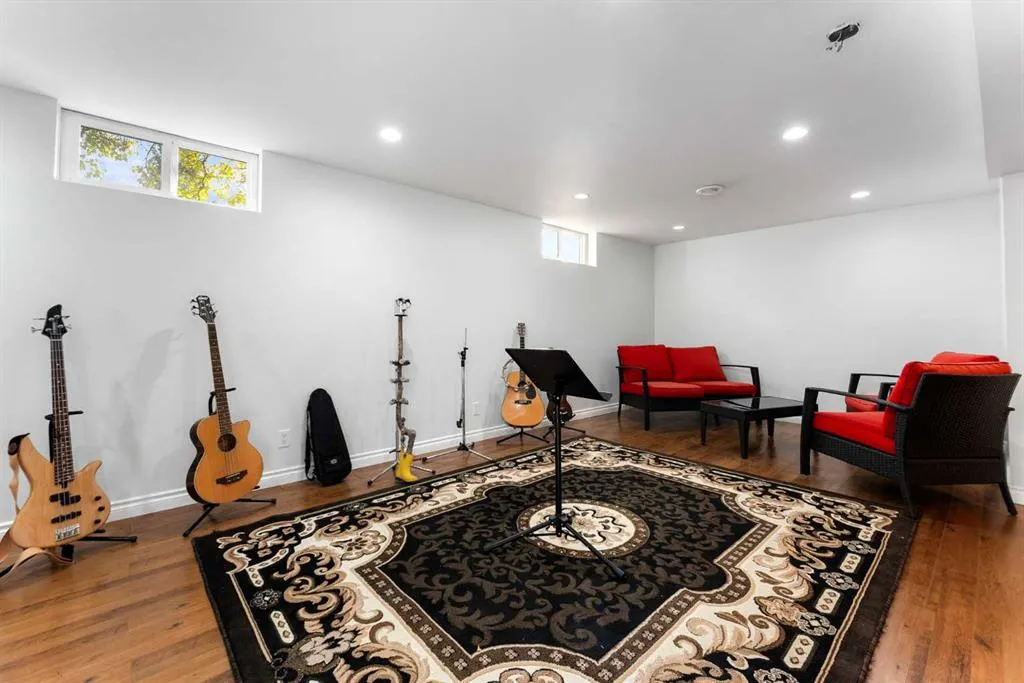 136 Parkside Crescent SE