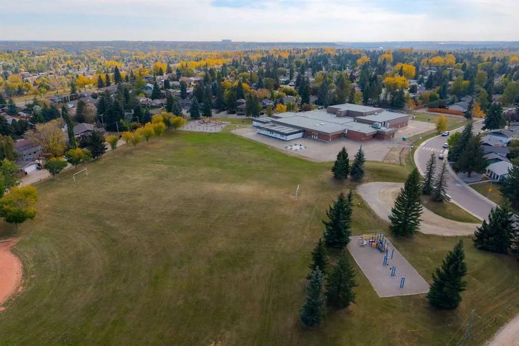 136 Parkside Crescent SE