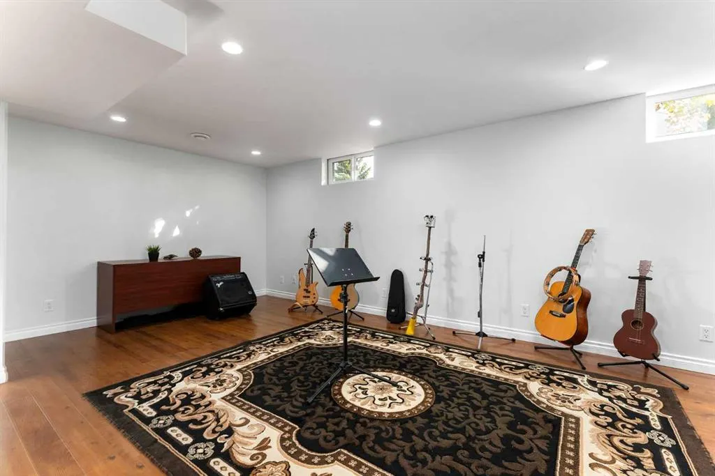 136 Parkside Crescent SE