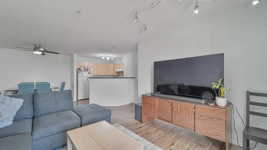 17 Country Village Bay NE, #105