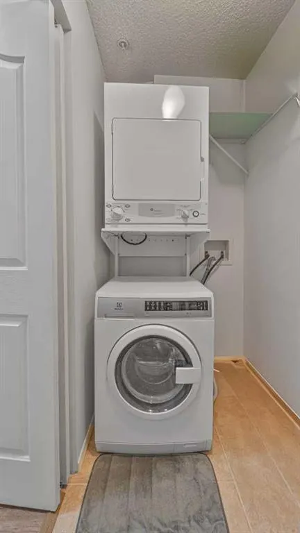 17 Country Village Bay NE, #105