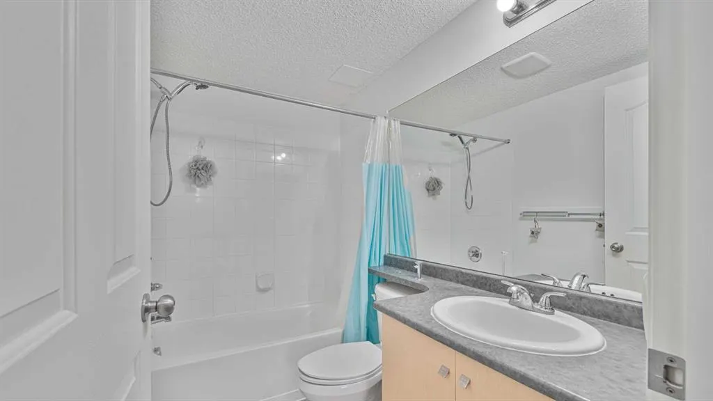 17 Country Village Bay NE, #105