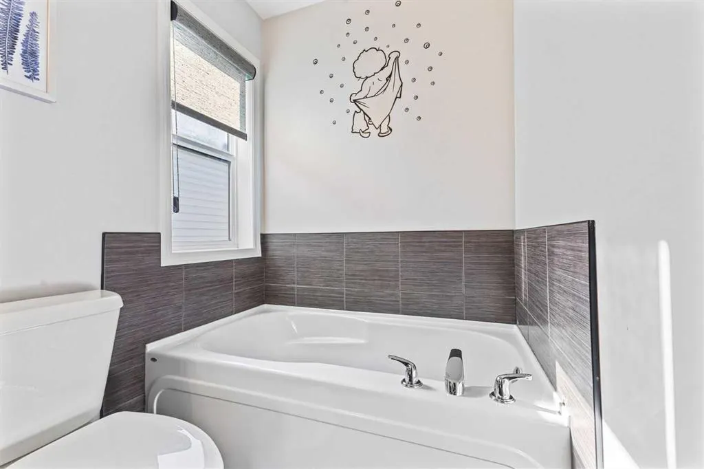 8 Copperpond Avenue SE