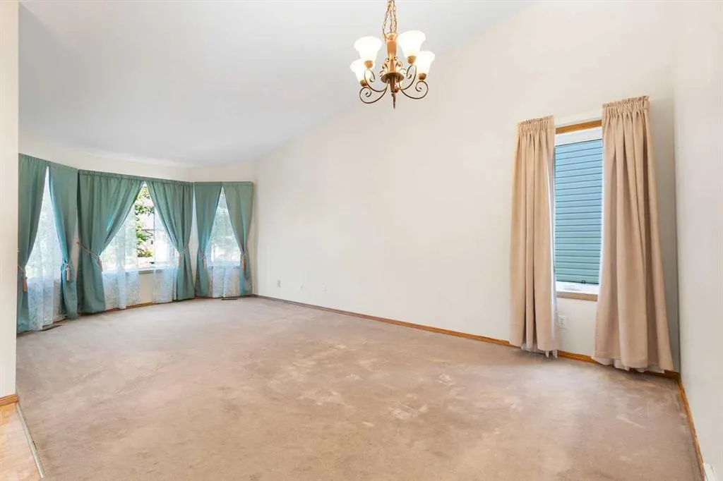 131 Tipping Close SE