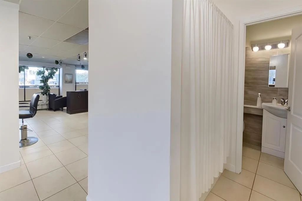 2909 17 Avenue SW #100