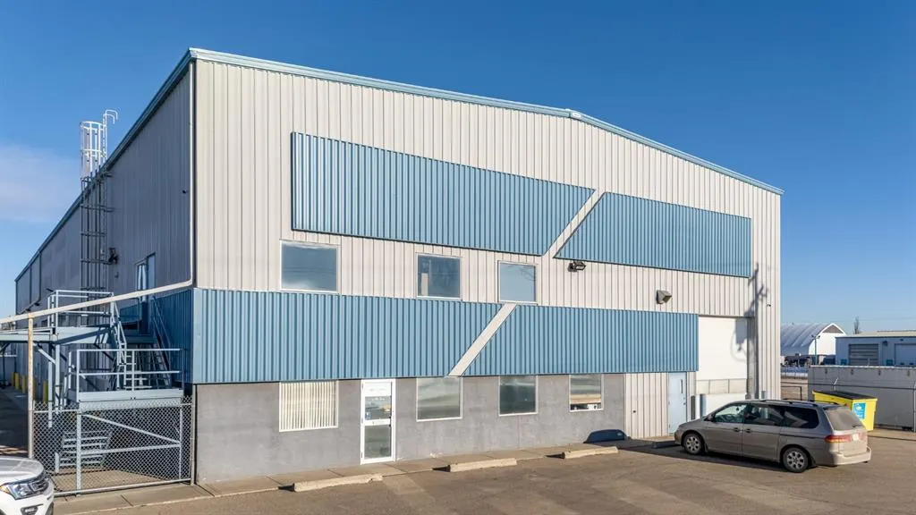 6702 & 6706 44 Avenue
