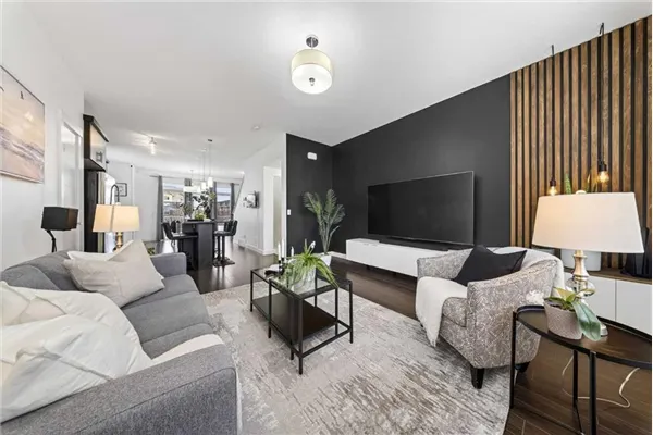 404 Redstone View NE