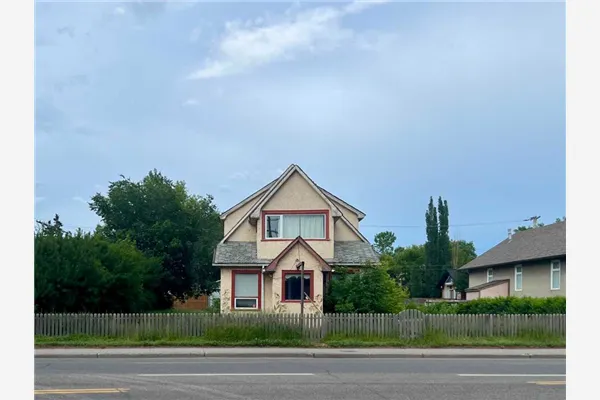 1312 Edmonton Trail NE