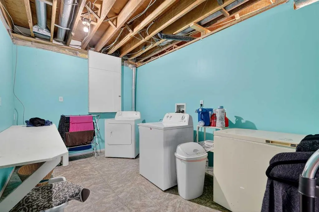 119 3 Avenue W
