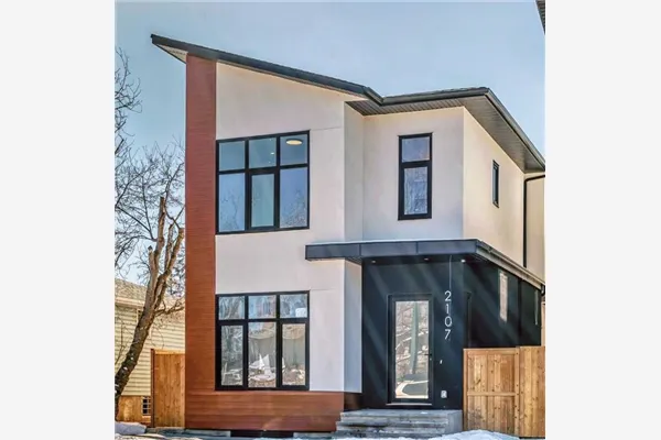 2107 Victoria Crescent NW