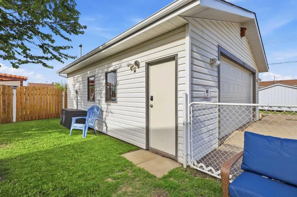 6134 52 Street Close