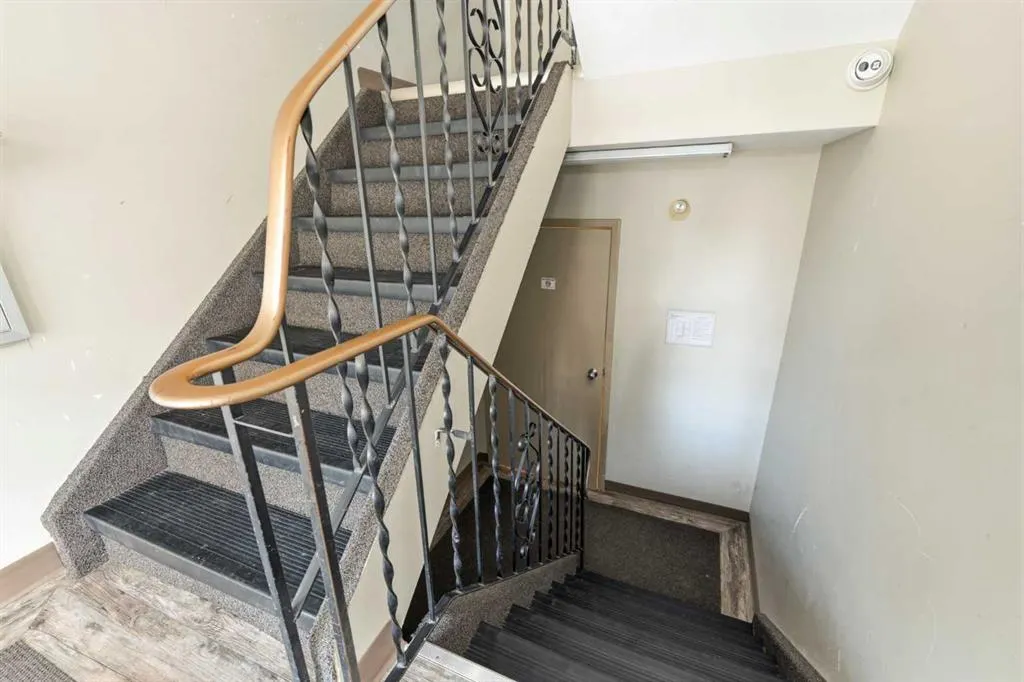 5812 61 Street #102
