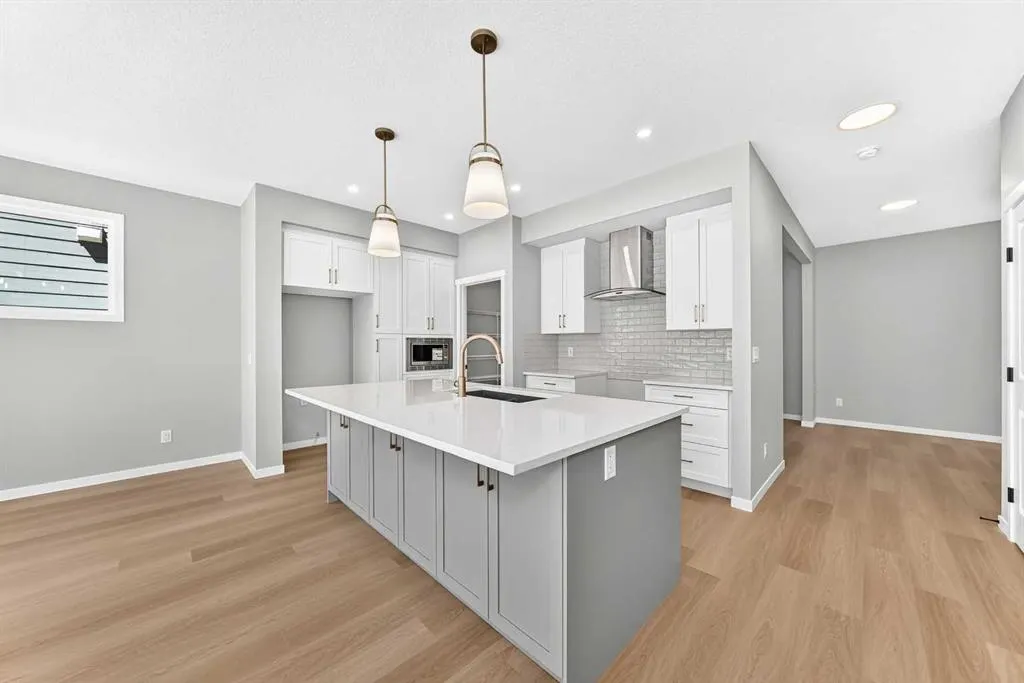 547 Mercado Avenue SE