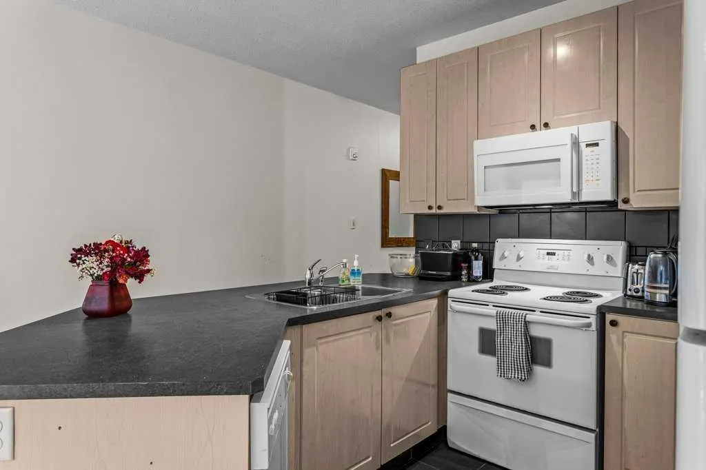 176 Kananaskis Way #211