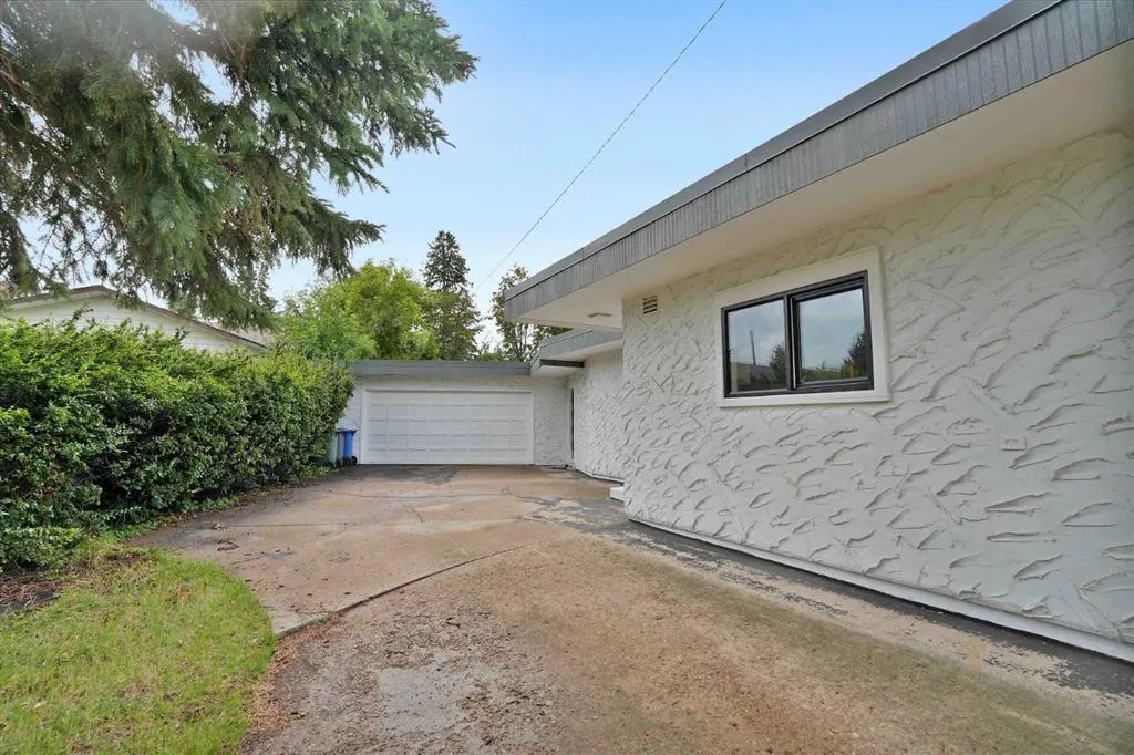 5009 41 Street Close