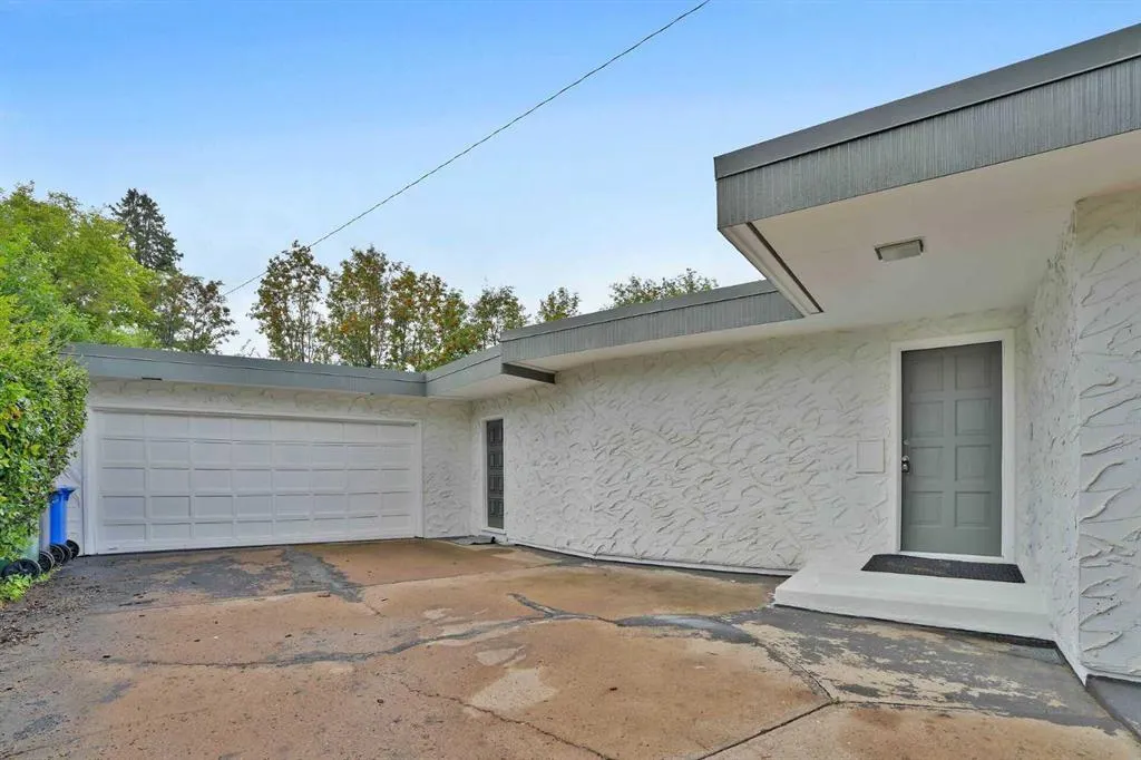 5009 41 Street Close
