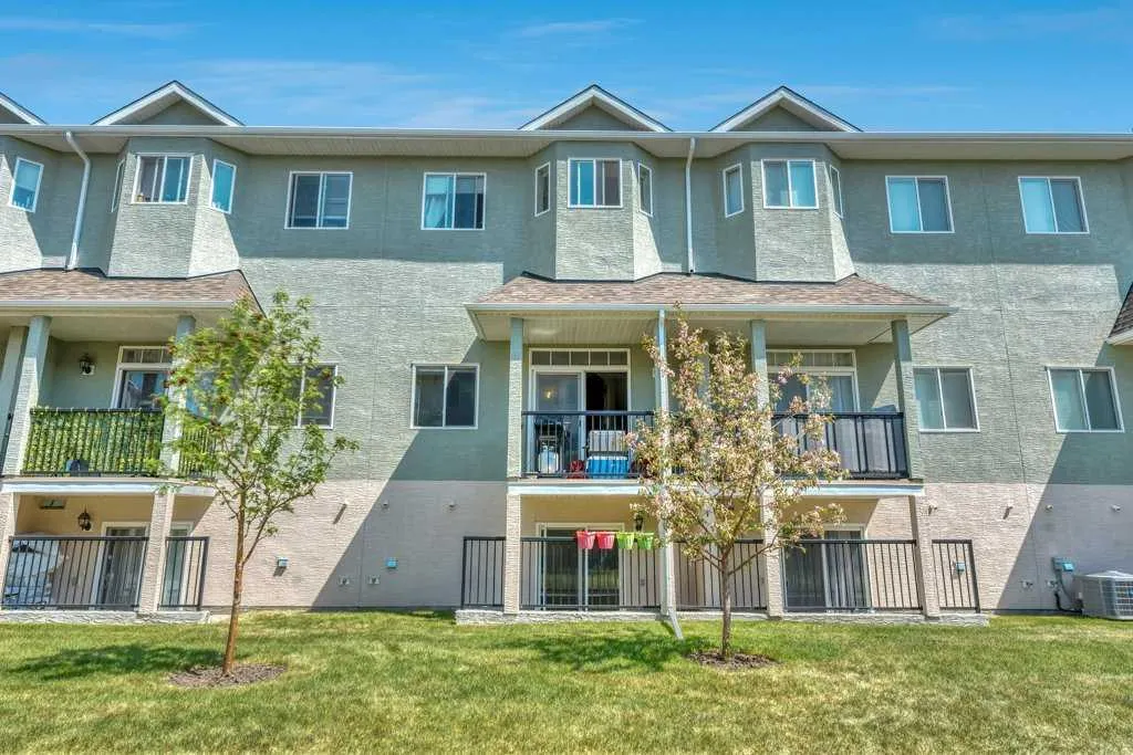 318 Strathcona Circle