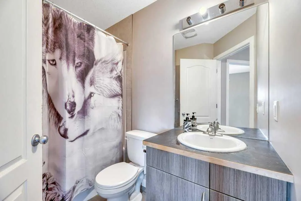 318 Strathcona Circle