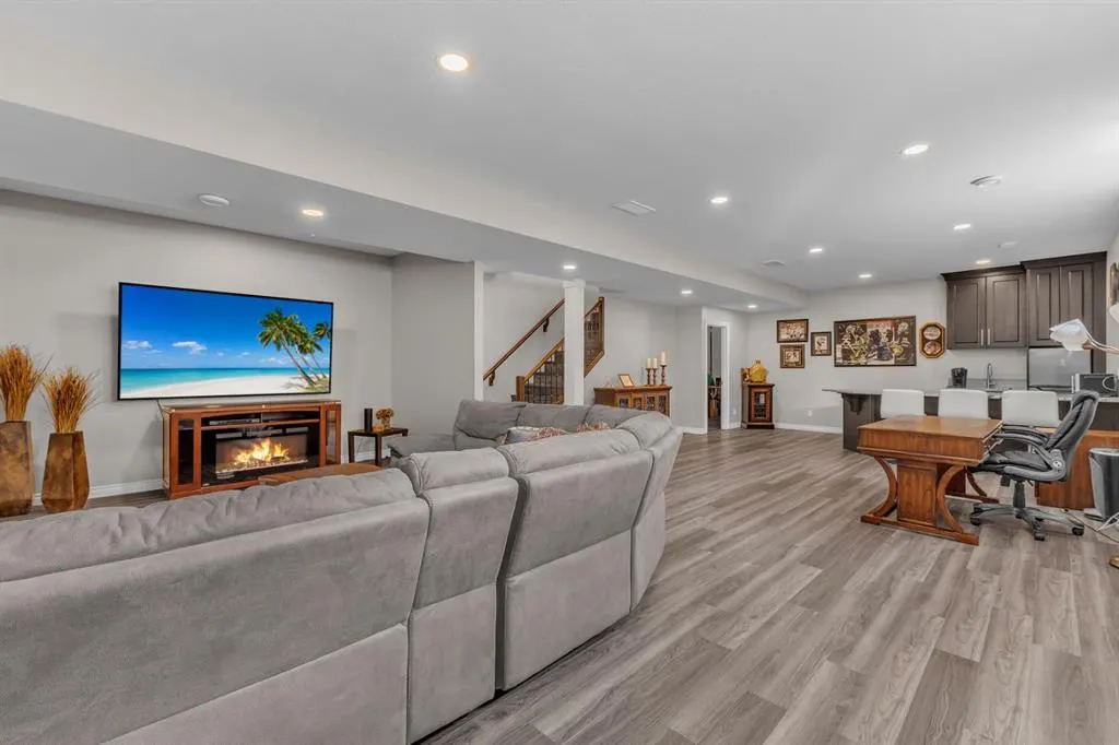 5052 Lakeshore Drive