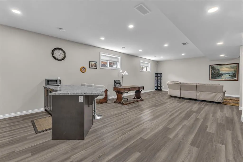 5052 Lakeshore Drive