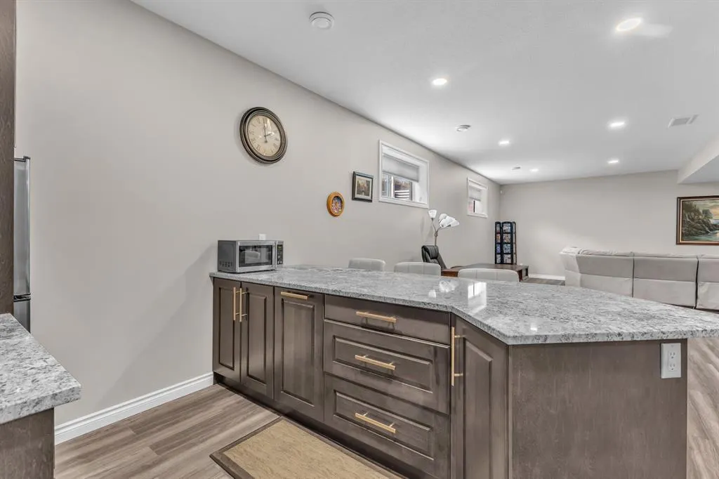 5052 Lakeshore Drive