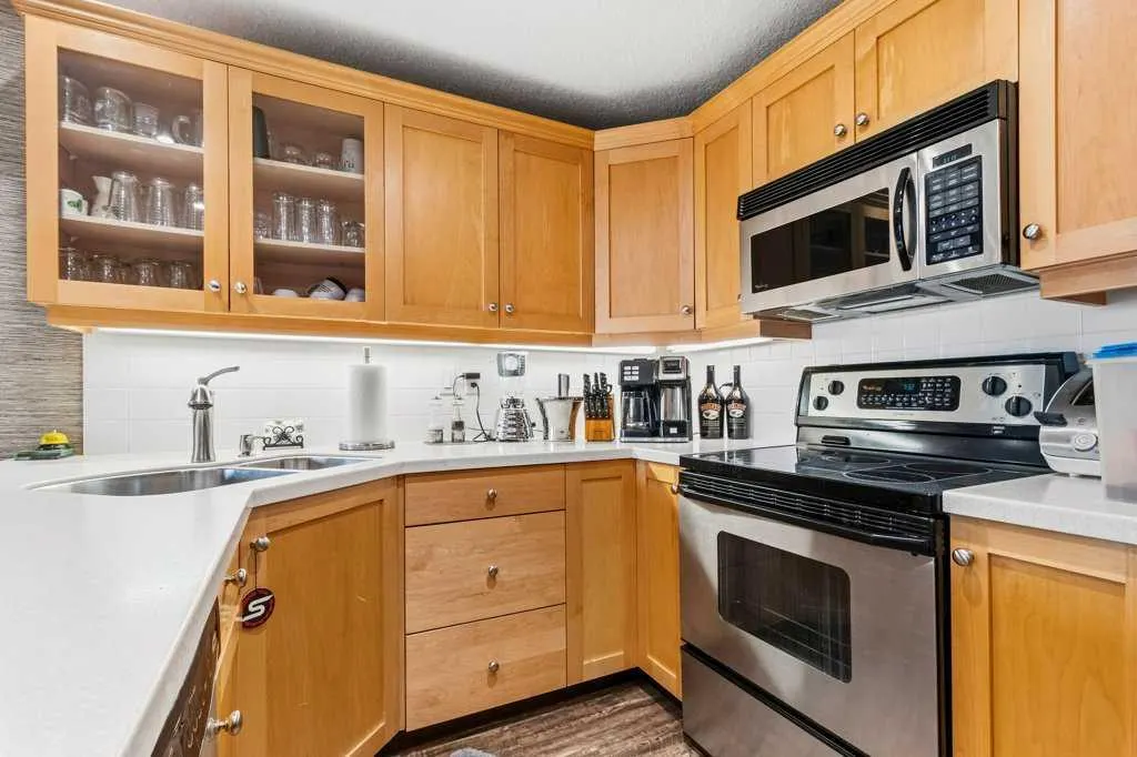 5100 Lakeshore Drive #401
