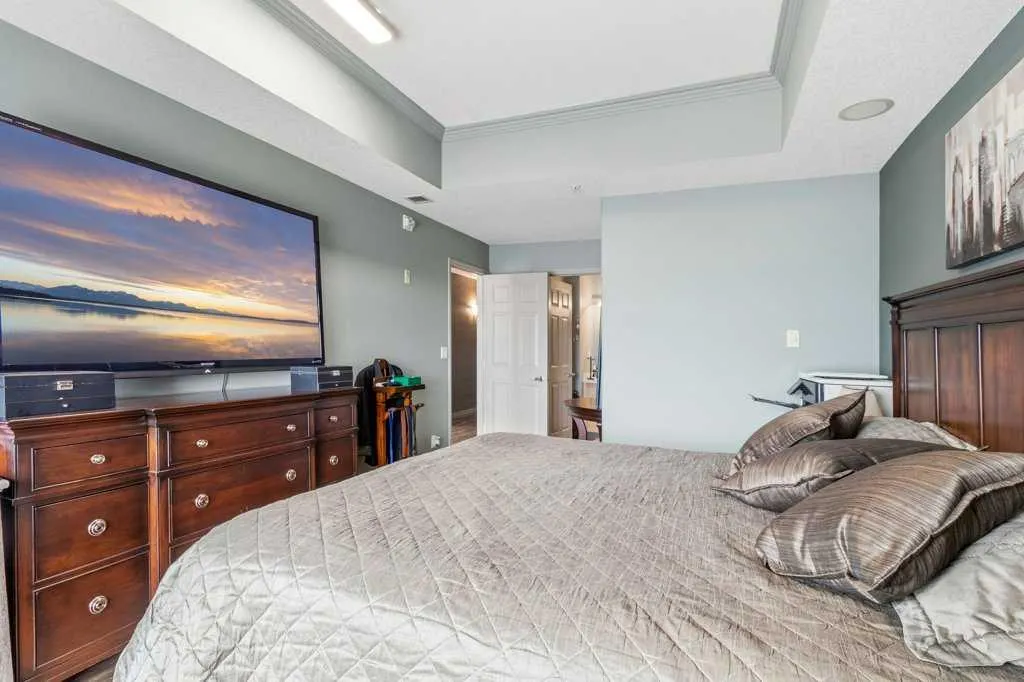 5100 Lakeshore Drive #401