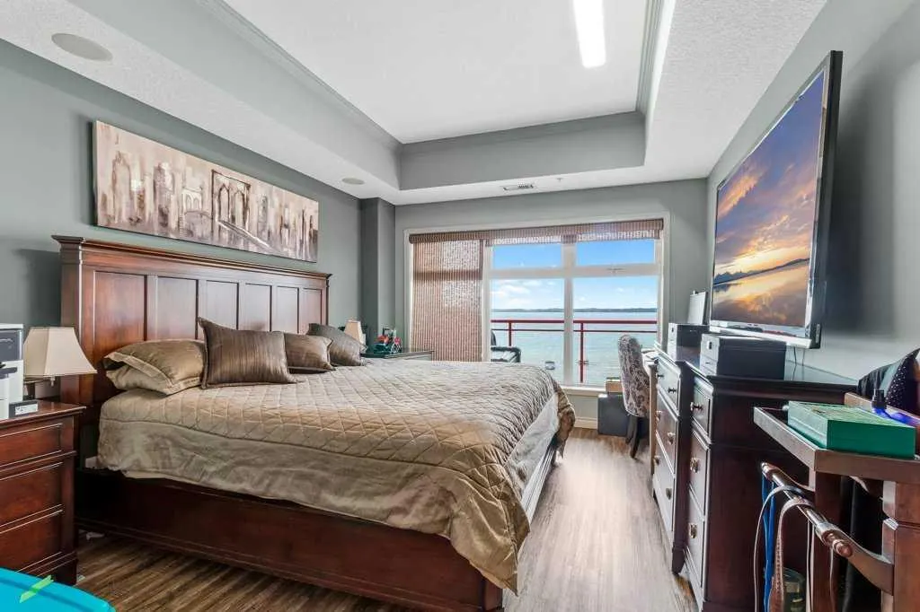 5100 Lakeshore Drive #401