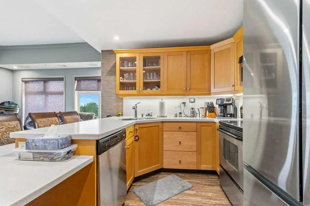 5100 Lakeshore Drive #401