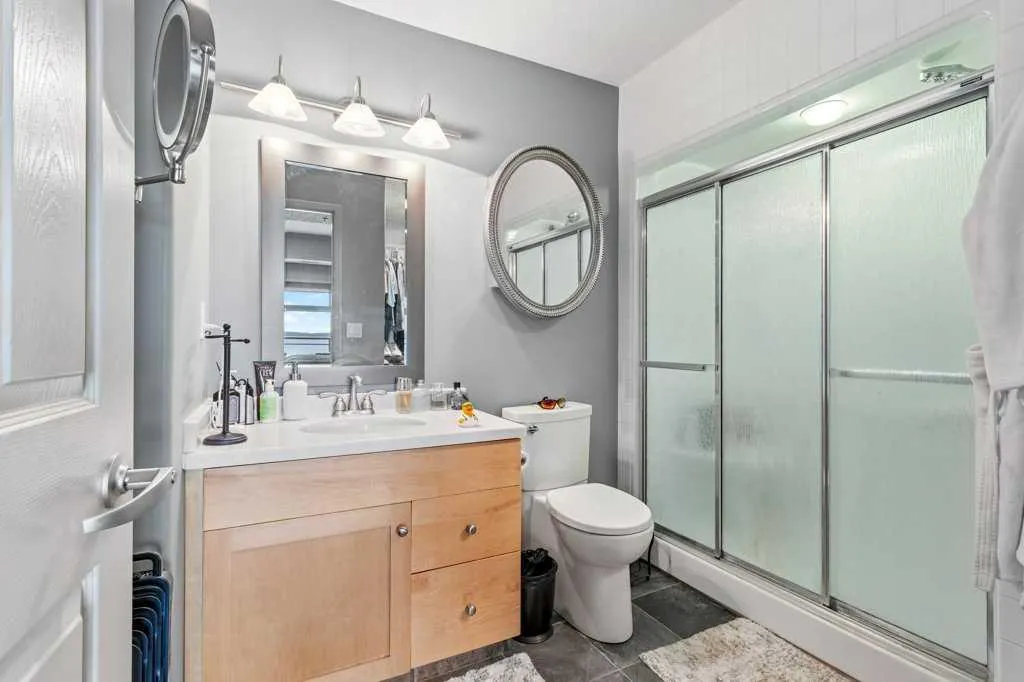 5100 Lakeshore Drive #401